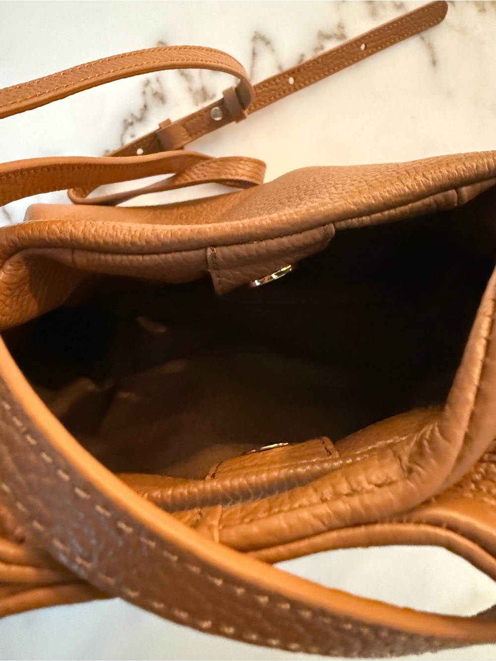 Quince Cuyana Kaia Crossbody Bag – Caramel Brown Leather - Picture 4 of 5